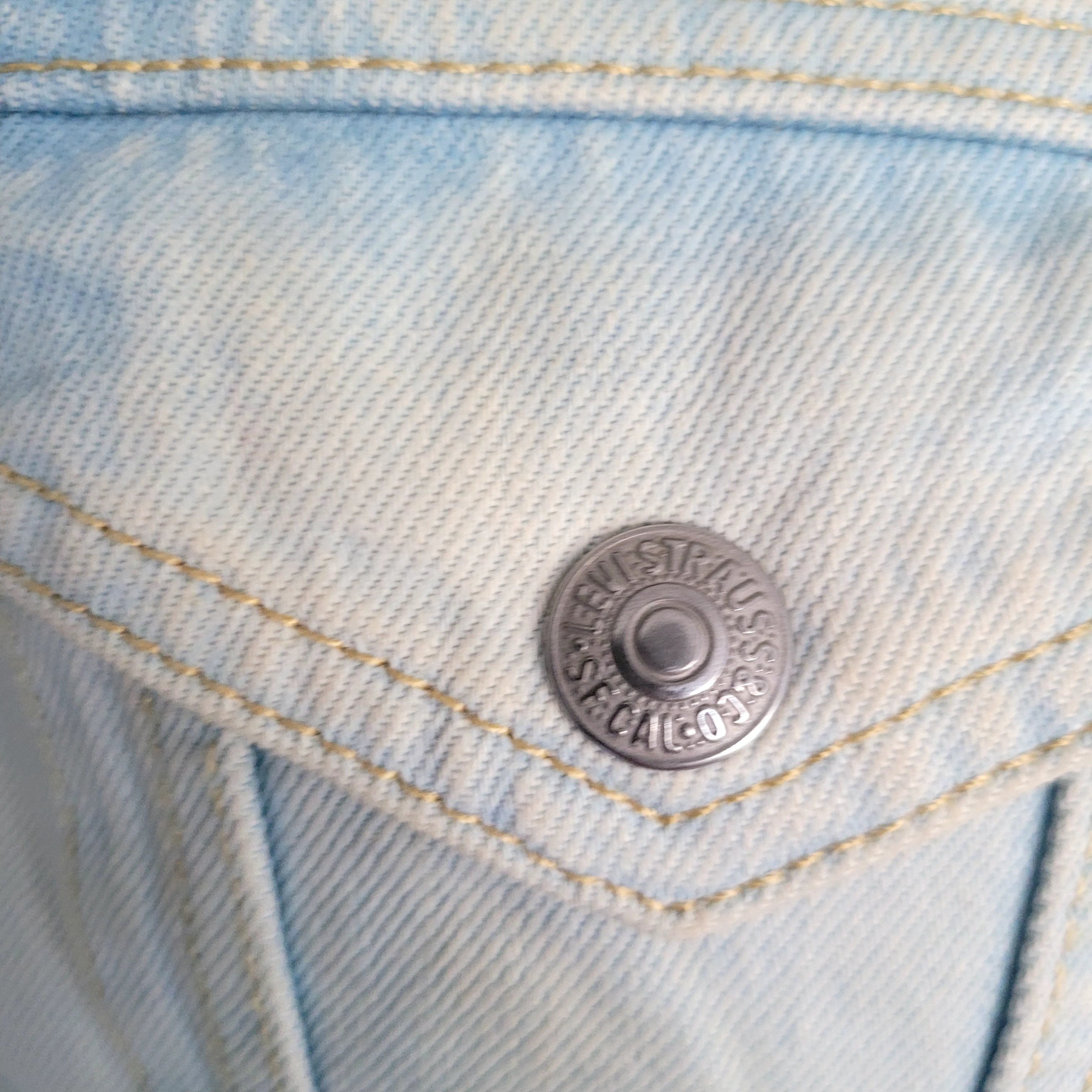 Vintage Levi’s Light Wash Sherpa Trucker Jacket – Size S - USASTARFASHION