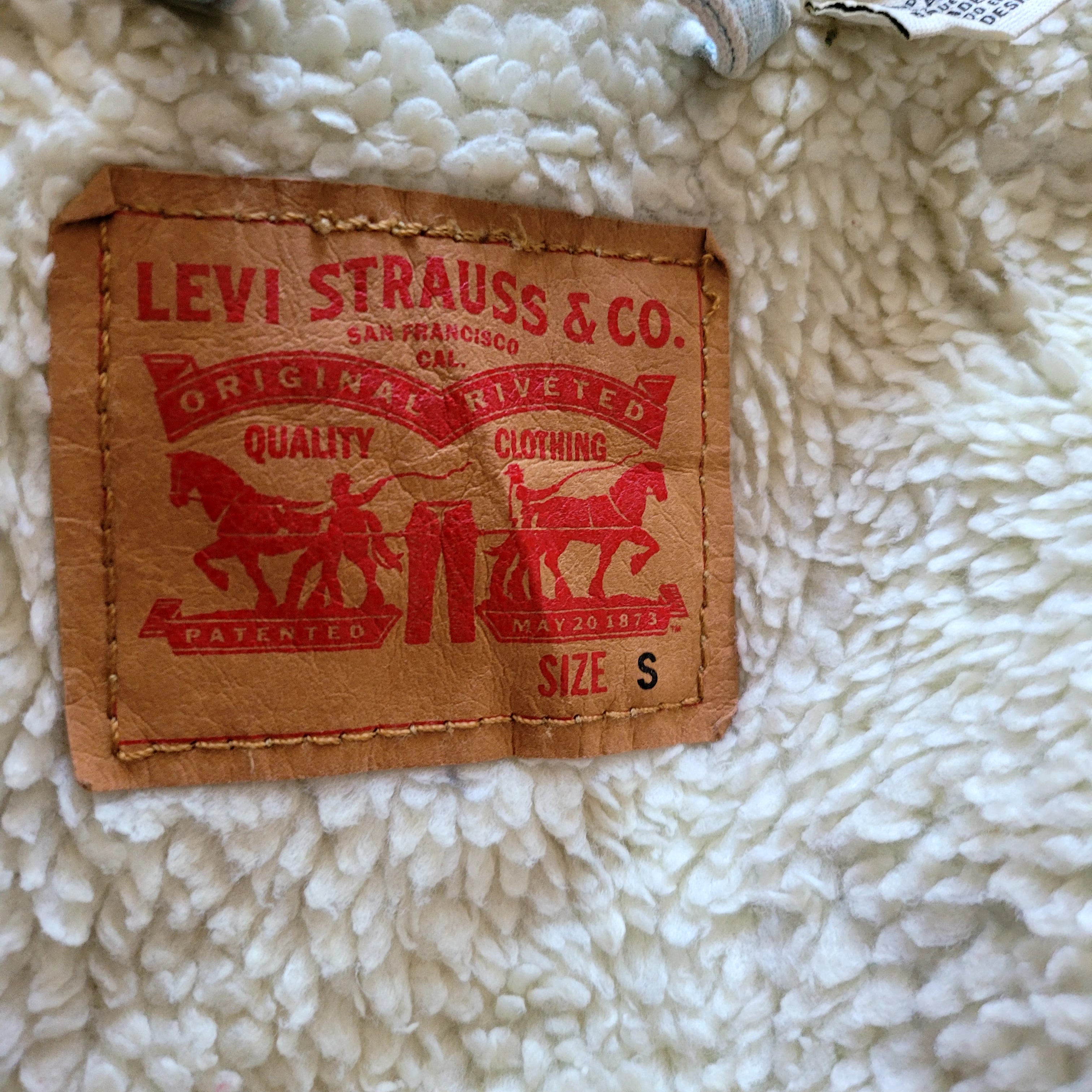 Vintage Levi’s Light Wash Sherpa Trucker Jacket – Size S - USASTARFASHION