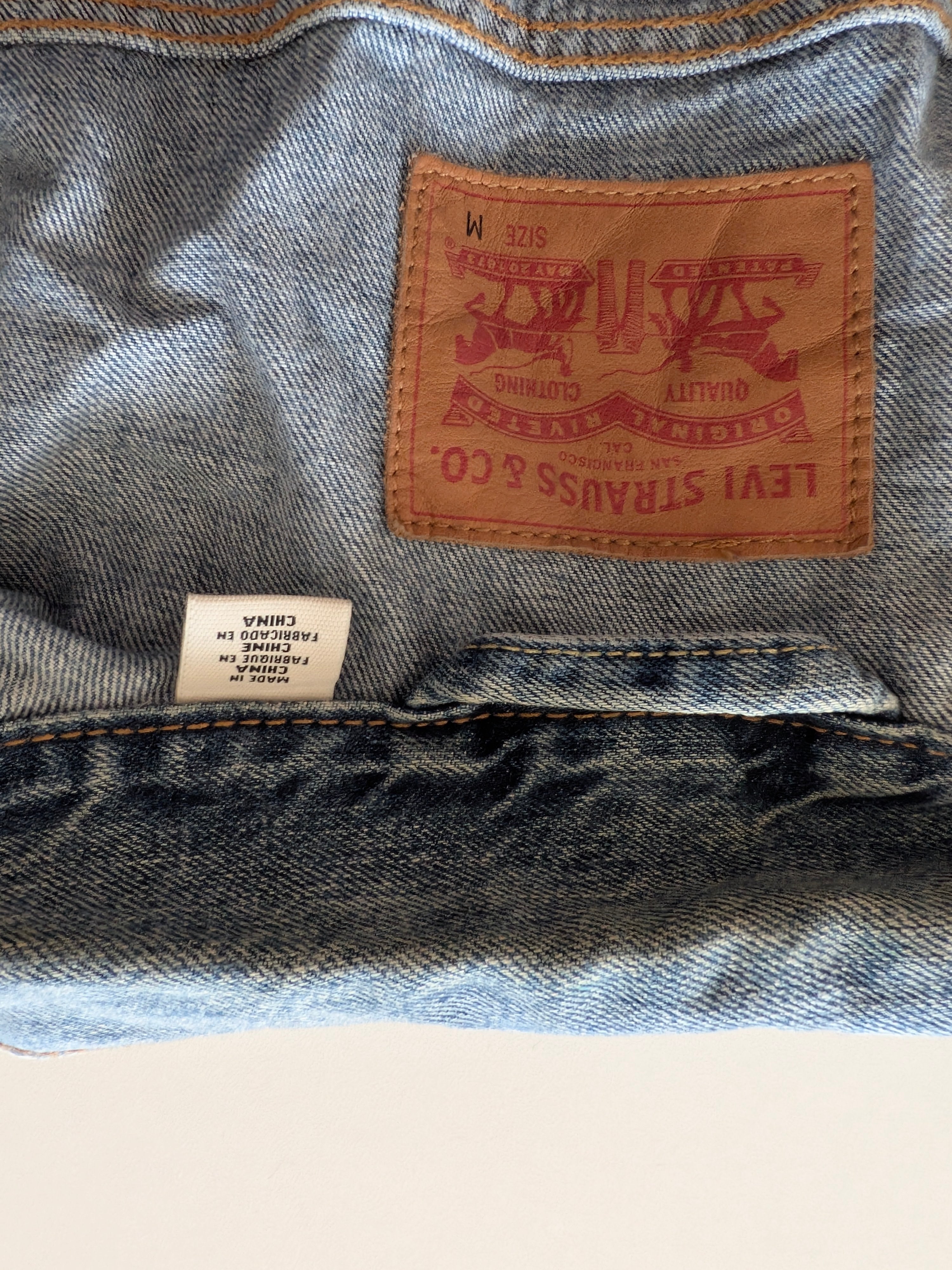 Levi’s Trucker Denim Jacket Size M Medium Blue Vintage 100% Cotton Red Tab USA - USASTARFASHION
