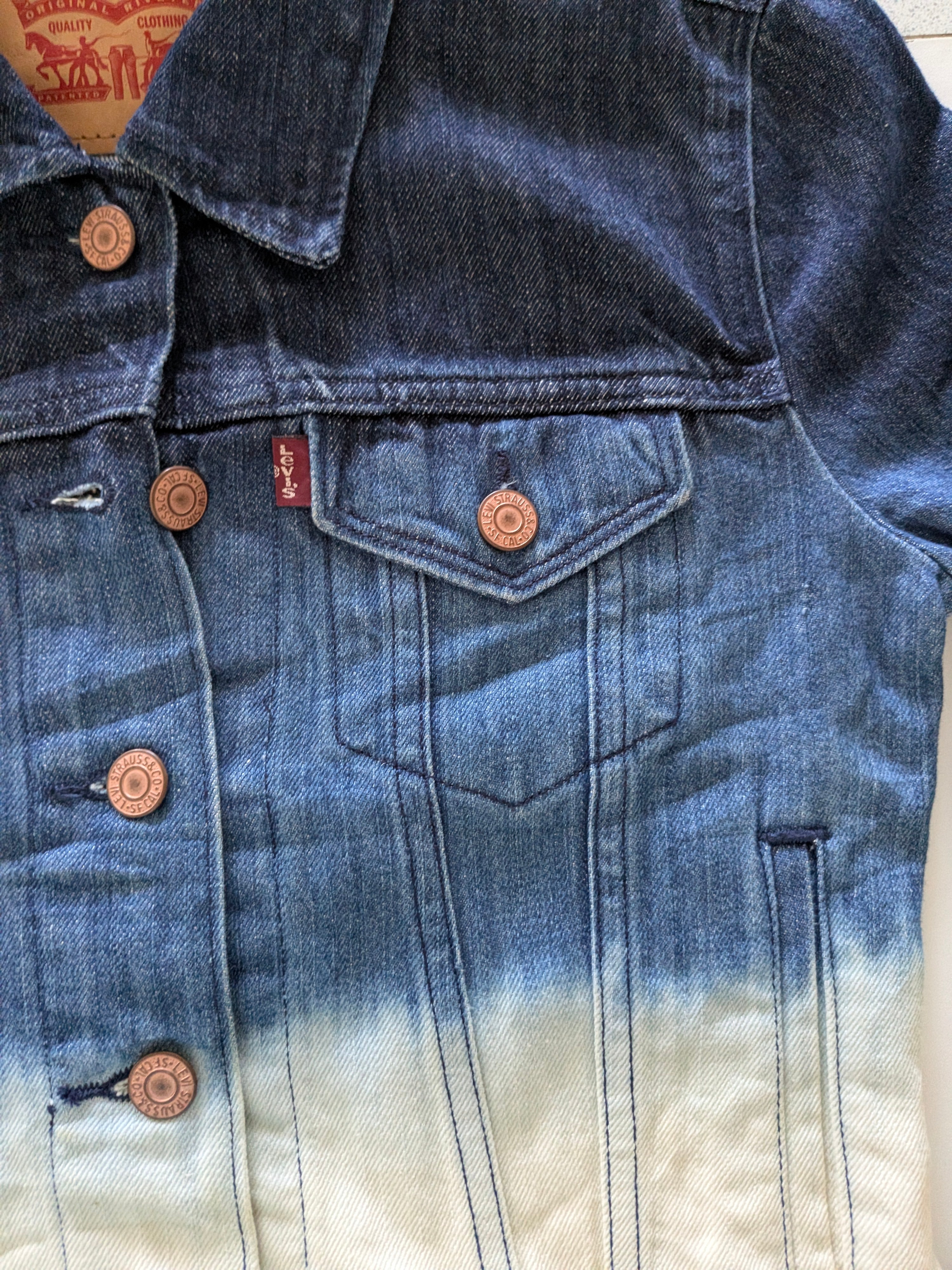 Levi’s Women’s Denim Jacket XS Blue White Ombre Gradient Trucker Style - USASTARFASHION