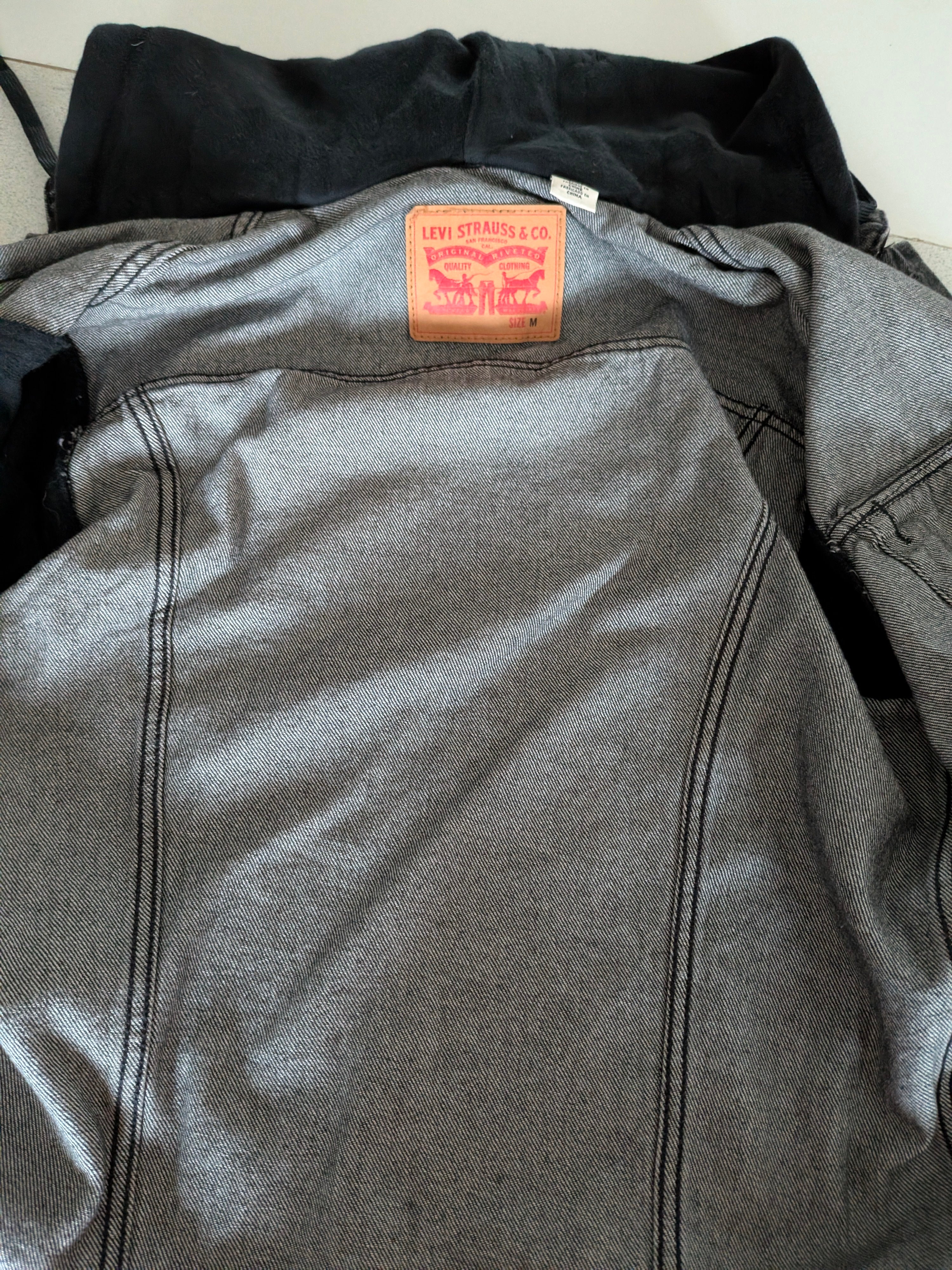 Levi’s Black Denim Hoodie Jacket – Size M – Trucker Style - USASTARFASHION