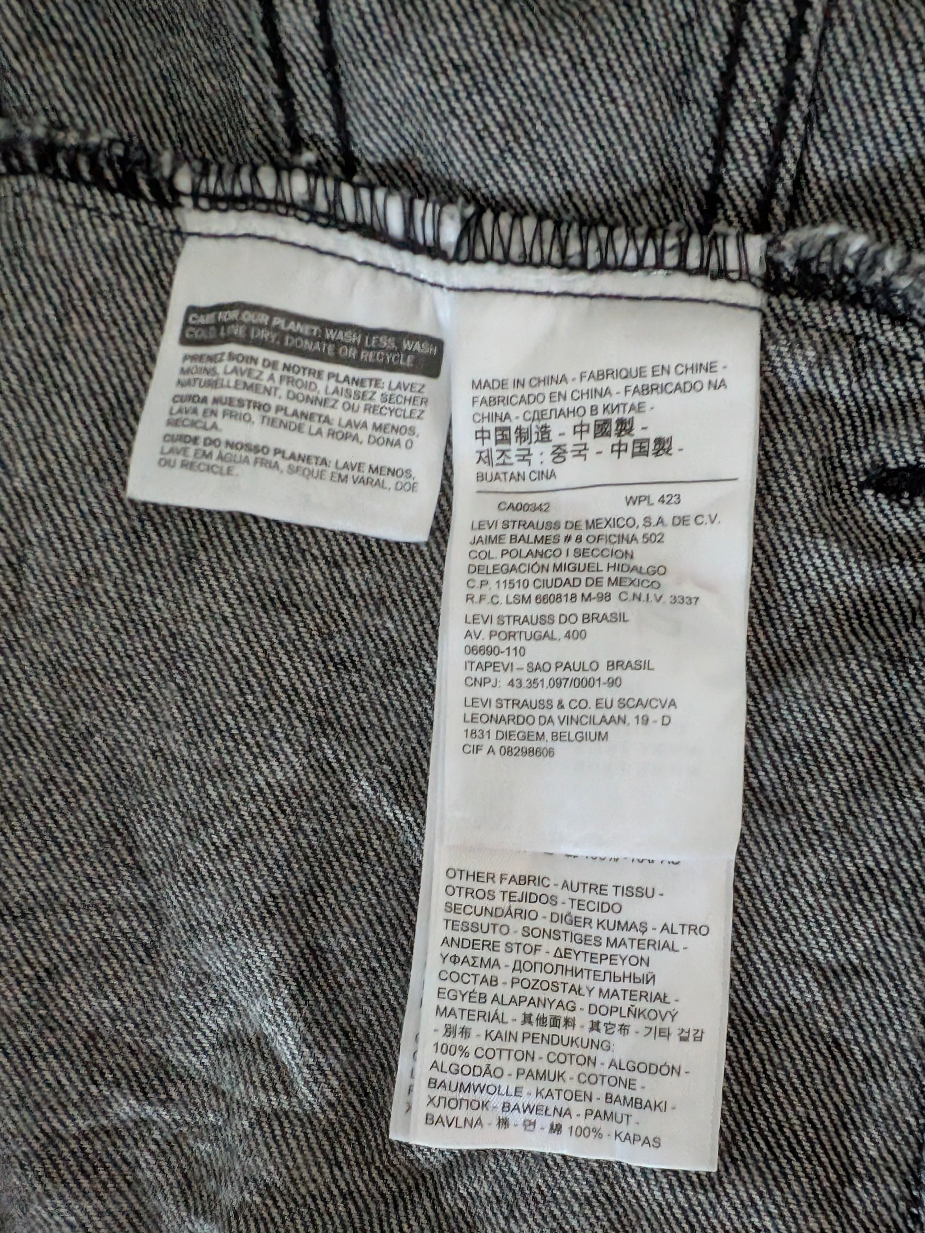 Levi’s Black Denim Hoodie Jacket – Size M – Trucker Style - USASTARFASHION