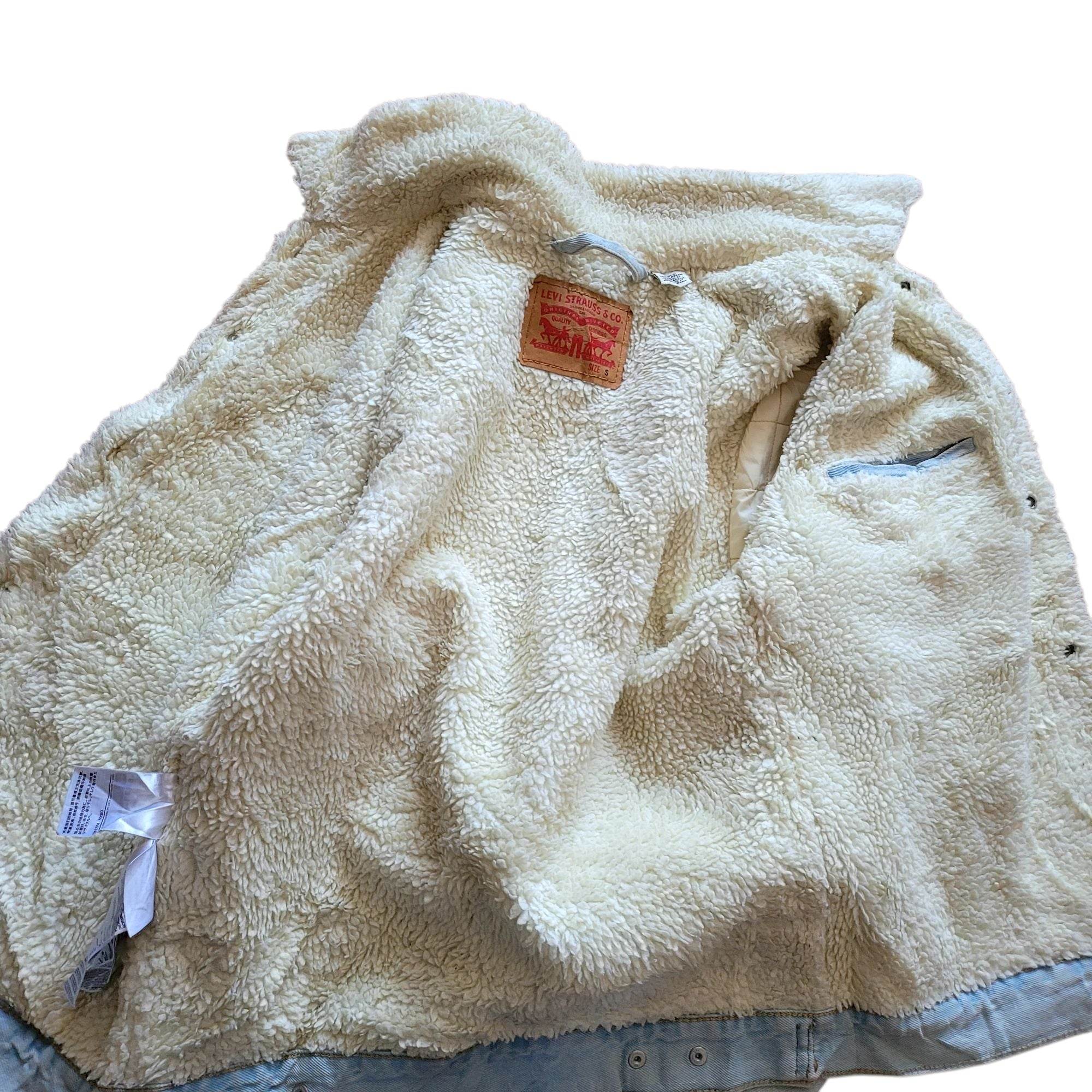 Vintage Levi’s Light Wash Sherpa Trucker Jacket – Size S - USASTARFASHION