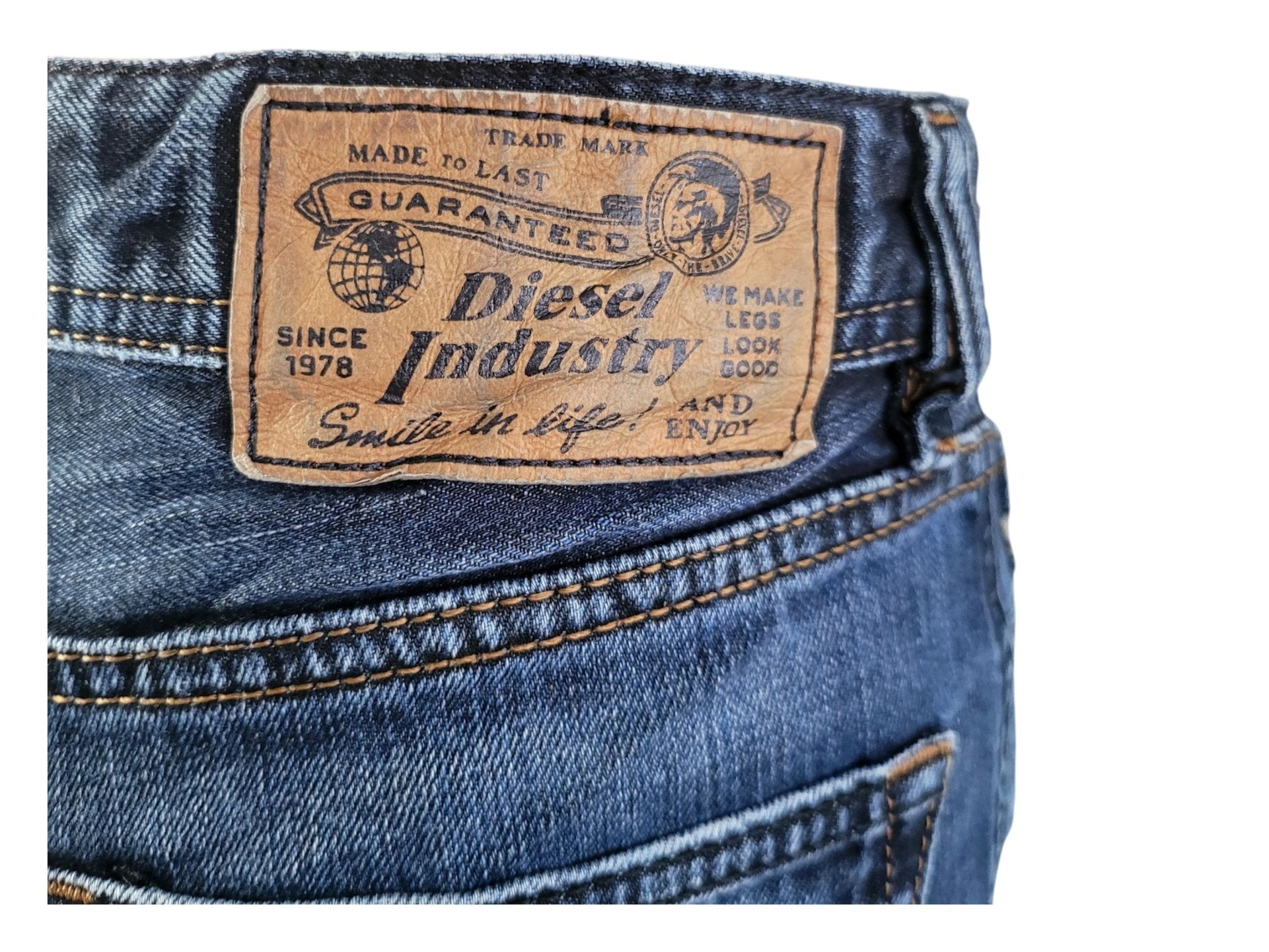 Diesel Larkee Regular Straight Jeans W33 L32 – Wash 0835H - USASTARFASHION