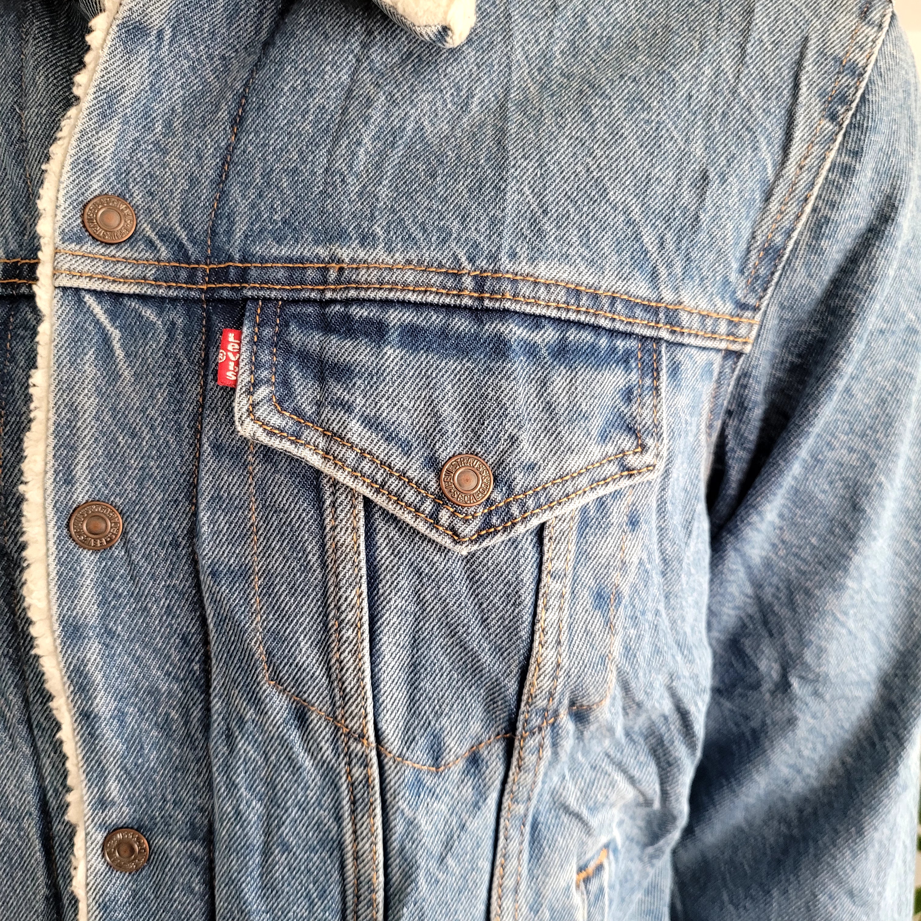 Levi’s Sherpa-Lined Trucker Jacket WaterLess™ – Size L (Second Hand) - USASTARFASHION