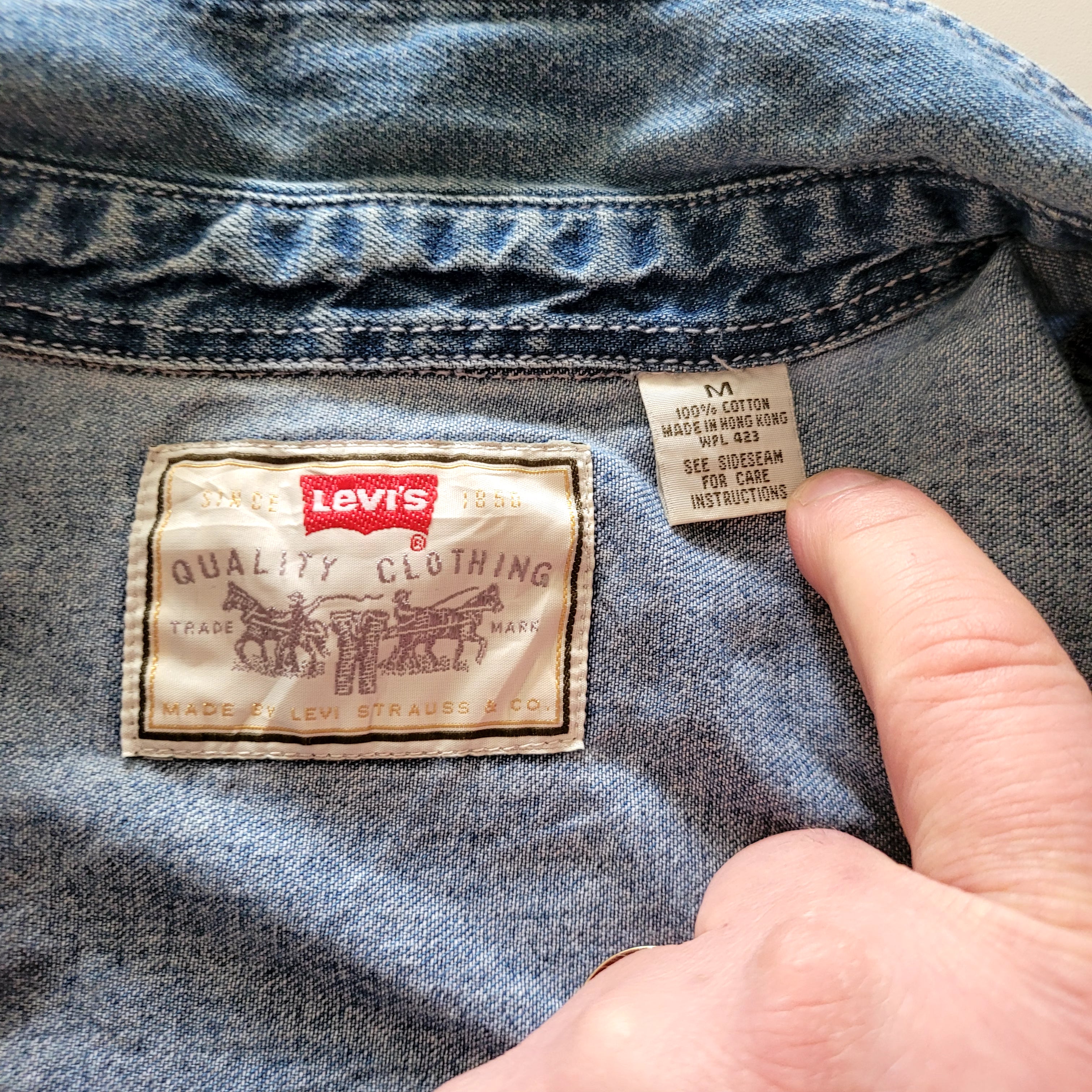 Vintage Levi’s Light Wash Denim Shirt – Size M - USASTARFASHION