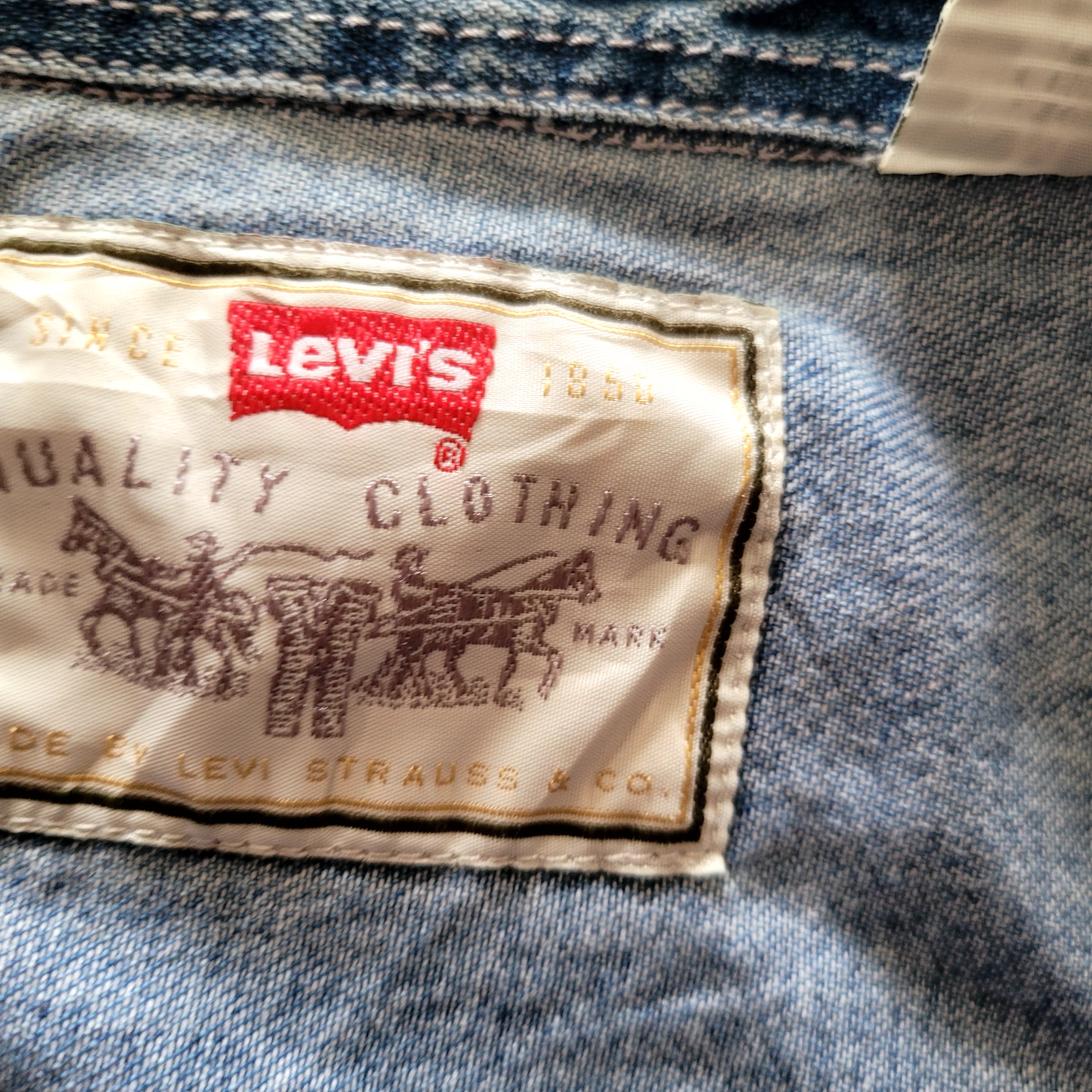 Vintage Levi’s Light Wash Denim Shirt – Size M - USASTARFASHION