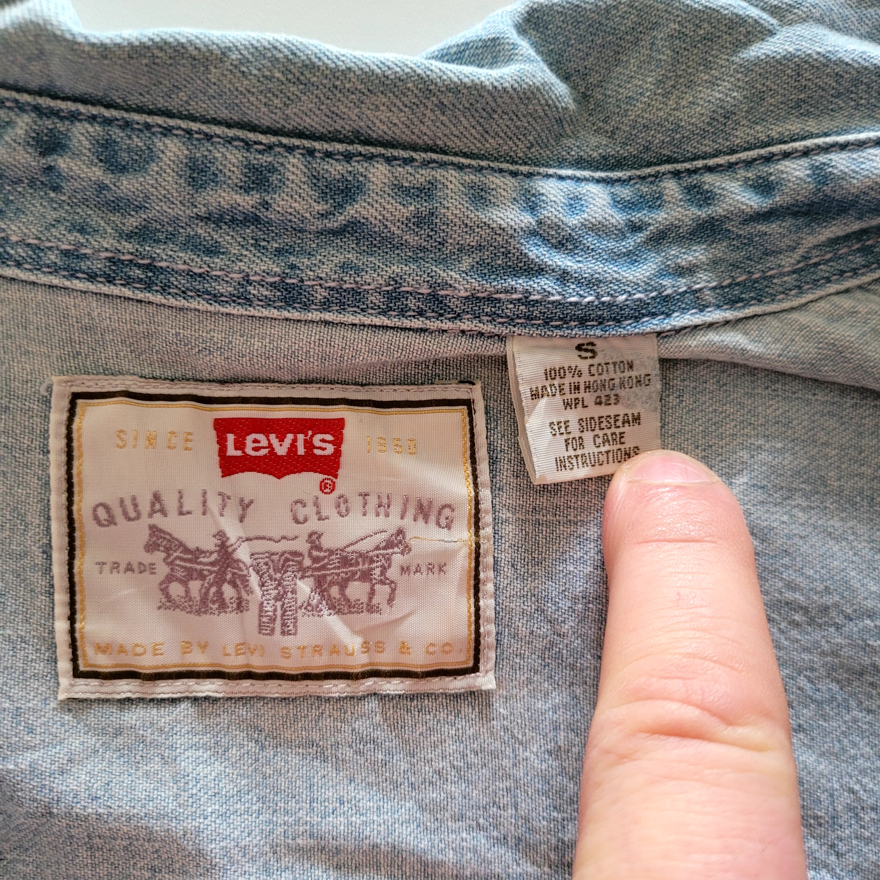 Vintage Levi’s Light Wash Denim Shirt – Size Small - USASTARFASHION