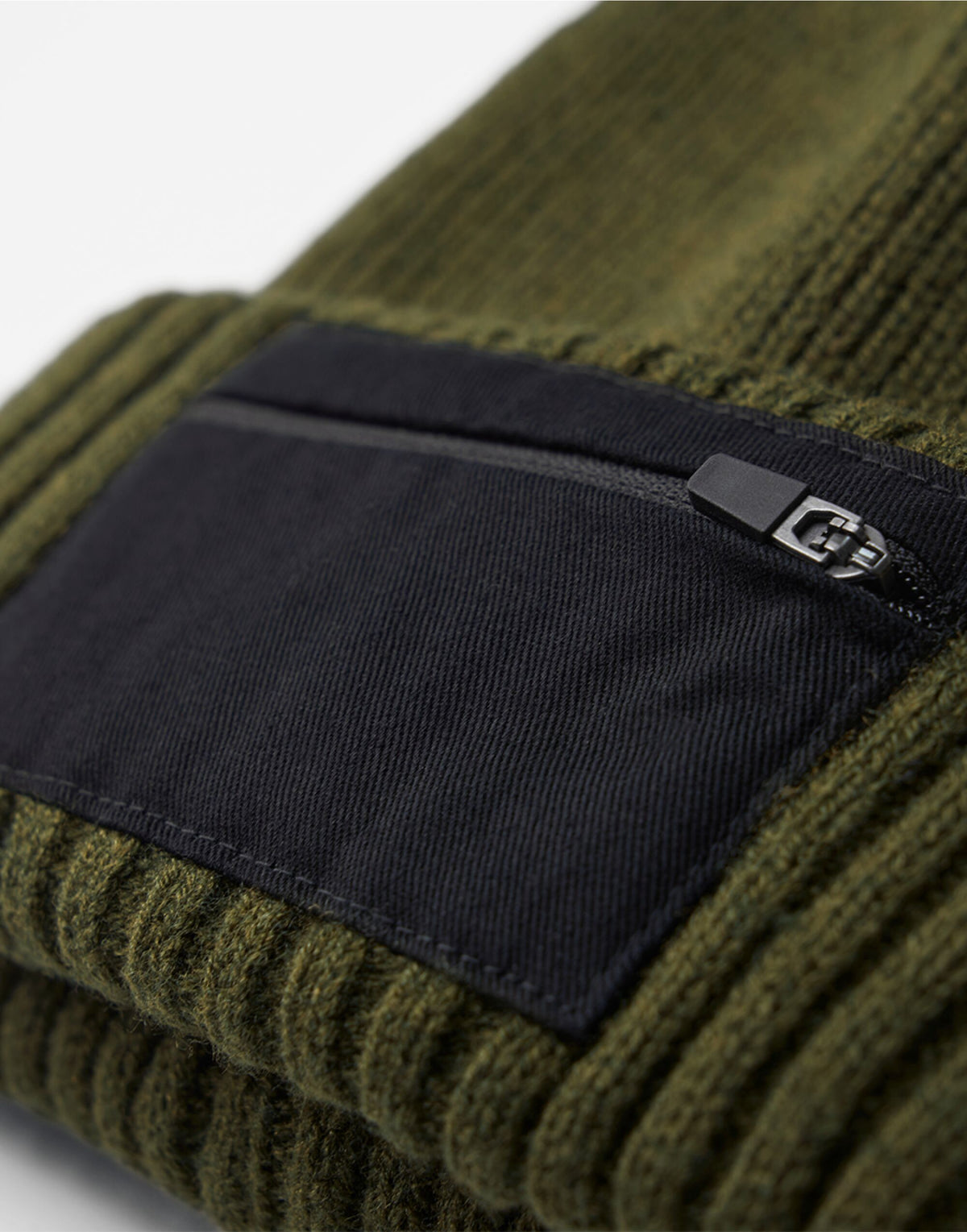 Beechfield B334R Zip Patch Beanie - Military Green/ Black