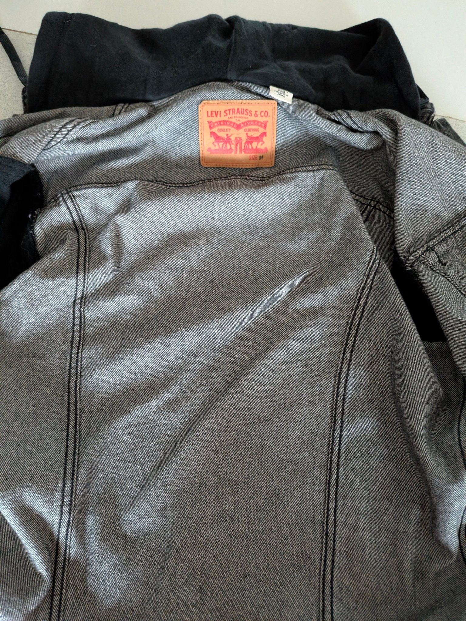 Levi’s Black Denim Hoodie Jacket – Size M – Trucker Style - USASTARFASHION